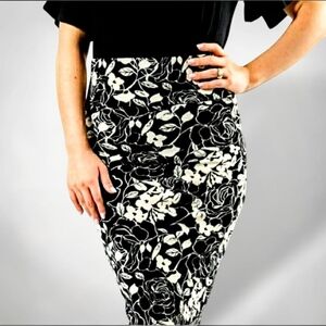 👗NWOT Agnes & Dora Pretty Black and White Floral Pencil Skirt